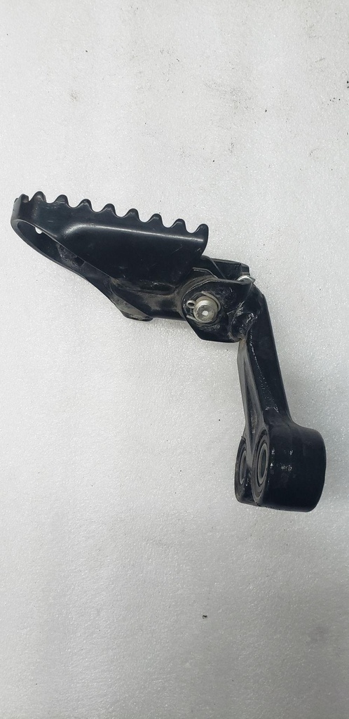 BRACKET, FR FOOTREST L 05%