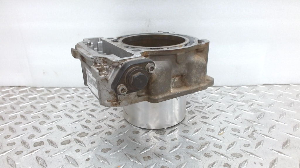 Cylinder With Sleeve, Rear