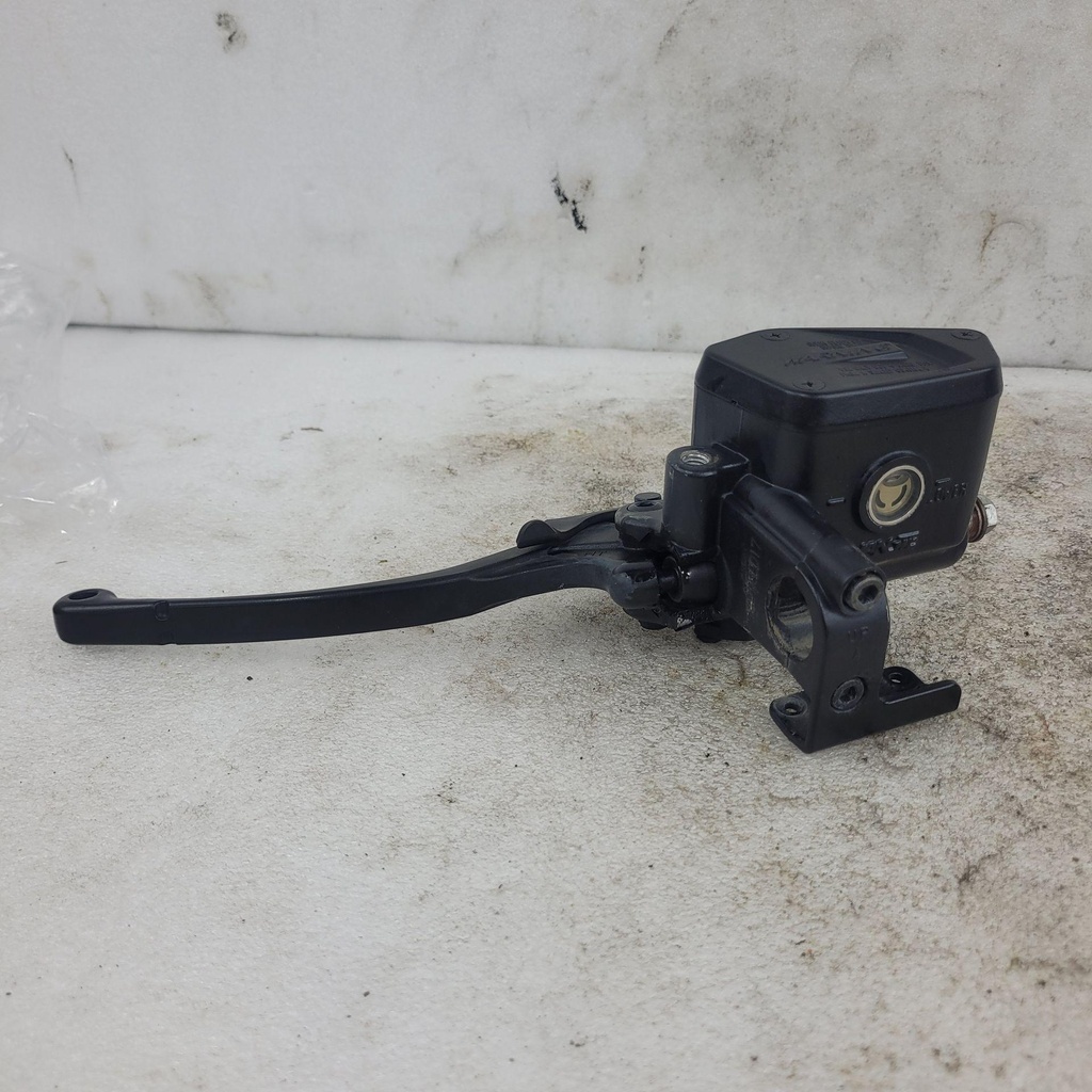 [CF03001] (new ref. 9dqv-081100-3002) lh hand brake master cylinder