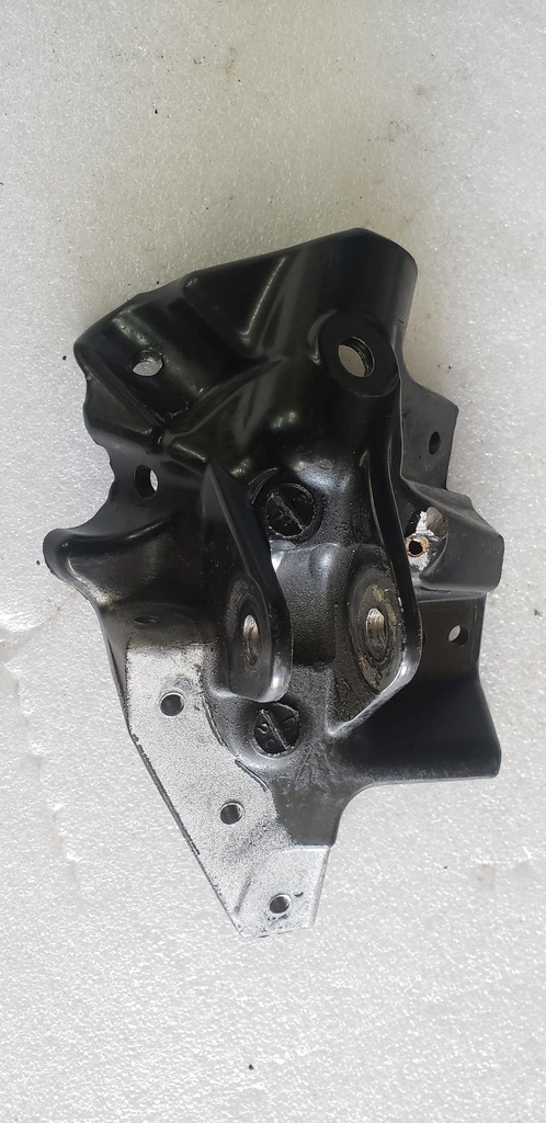 [1707-777-001] bracket, shock mount - upper left - black (1707-777-001)